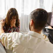 Famille en consultation avec une professionnelle, victime de violences intrafamiliales
